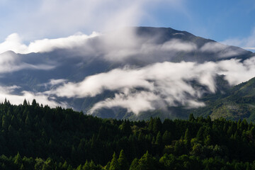 Fototapeta na wymiar 雲と山
