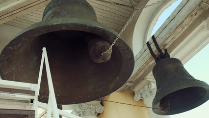A set of bells of different sizes and sounds on the belfry of the Russian Orthodox Church and a device for the melodic sound of bell ringing on which bell ringer plays. Includes audio. Contains audio