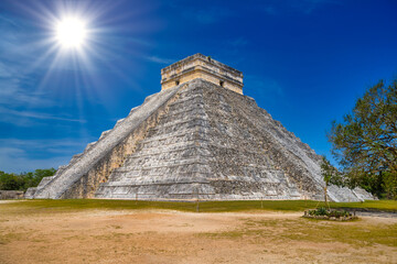 Temple Pyramid of Kukulcan El Castillo, Chichen Itza, Yucatan, Mexico, Maya civilization