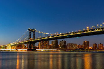 Fototapeta na wymiar Night view of the Manhattan Bridge and New York City skyline
