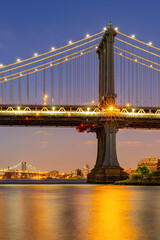 Obraz premium Night view of the Manhattan Bridge and New York City skyline