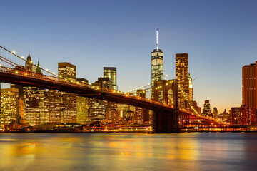 Fototapeta premium Sunset of the Brooklyn Bridge and New York City skyline