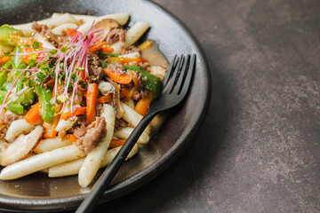 검gungjungtteokbokki, Korean style Royal Stir-fried Rice Cake : Long cylinder-shaped tteok (garaetteok) cut into pieces and stir-fried with beef, shitakeGungjungtteokbokki mushrooms, onion, and carrots