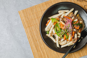 검gungjungtteokbokki, Korean style Royal Stir-fried Rice Cake : Long cylinder-shaped tteok (garaetteok) cut into pieces and stir-fried with beef, shitakeGungjungtteokbokki mushrooms, onion, and carrots