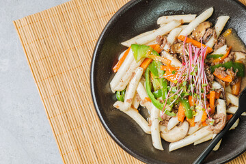 검gungjungtteokbokki, Korean style Royal Stir-fried Rice Cake : Long cylinder-shaped tteok (garaetteok) cut into pieces and stir-fried with beef, shitakeGungjungtteokbokki mushrooms, onion, and carrots