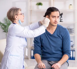 Obraz premium Young patient visiting doctor in hospital