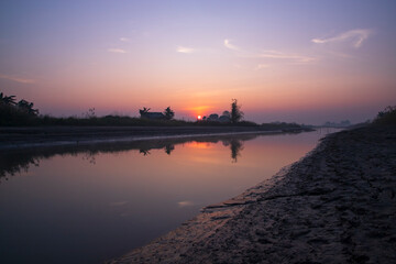 Obraz premium Beautiful Golden hour Sunrise landscape view near the Padma river in Bangladesh