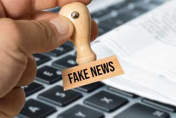 Zeitung, Computer und Stempel Fake News
