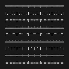 Obraz premium Various measurement scales with divisions. Realistic white scale for measuring length or height in centimeters, millimeters or inches. Ruler, tape measure marks, size indicators. Vector illustration