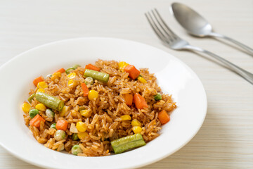  fried rice with green peas, carrot and corn