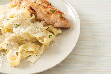 fettucine pasta white creamy sauce with grilled chicken