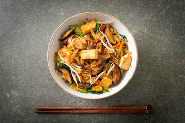 Fototapeta premium stir-fried noodles with tofu and vegetables