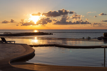 piscine en bord de mer lors d'un lever de soleil dans le sud