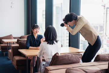 メディアのインタビュー取材を受ける若い女性