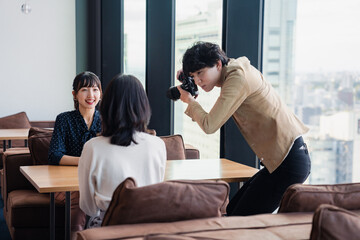 メディアのインタビュー取材を受ける若い女性