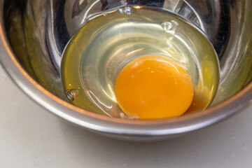 ボウルの中の生卵