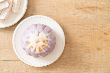 Obraz na płótnie Canvas taro bun with white sugar cream and nut