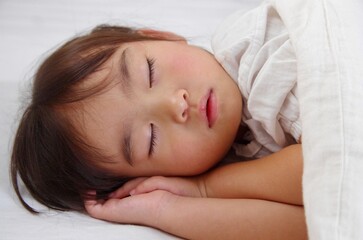 Obraz na płótnie Canvas 昼寝する女の子の寝顔