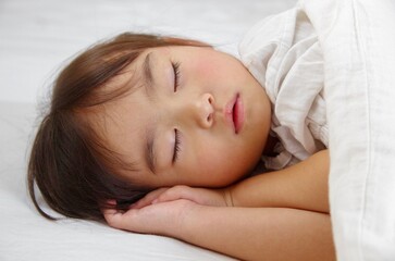 Obraz na płótnie Canvas 昼寝する女の子の寝顔