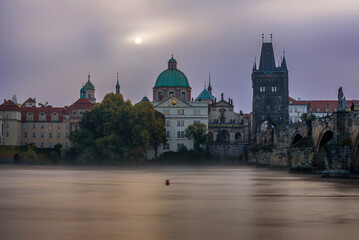 Naklejka premium Charles Bridge during morning vapor
