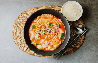 eolkeunkalguksu, Korean Spicy Noodle Soup : A spicy noodle dish made by boiling knife-cut noodles in hot anchovy broth seasoned with gochujang (red chili paste) and red chili powder.