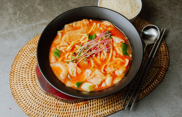 eolkeunkalguksu, Korean Spicy Noodle Soup : A spicy noodle dish made by boiling knife-cut noodles in hot anchovy broth seasoned with gochujang (red chili paste) and red chili powder.