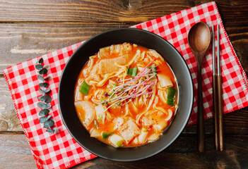eolkeunkalguksu, Korean Spicy Noodle Soup : A spicy noodle dish made by boiling knife-cut noodles in hot anchovy broth seasoned with gochujang (red chili paste) and red chili powder.