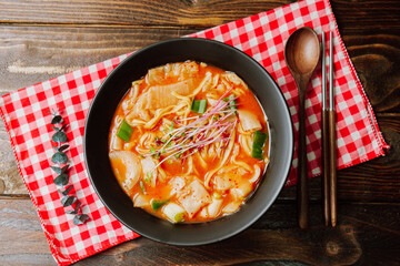 eolkeunkalguksu, Korean Spicy Noodle Soup : A spicy noodle dish made by boiling knife-cut noodles in hot anchovy broth seasoned with gochujang (red chili paste) and red chili powder.