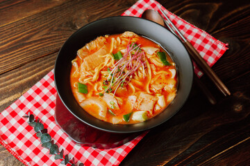 eolkeunkalguksu, Korean Spicy Noodle Soup : A spicy noodle dish made by boiling knife-cut noodles...