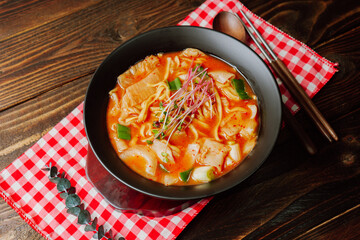 eolkeunkalguksu, Korean Spicy Noodle Soup : A spicy noodle dish made by boiling knife-cut noodles in hot anchovy broth seasoned with gochujang (red chili paste) and red chili powder.