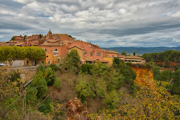 Fototapeta na wymiar Ockerdorf Roussillon in der Provence
