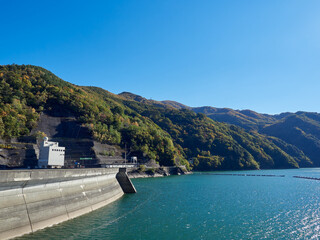 秋、紅葉が始まった奈川渡ダム・梓湖