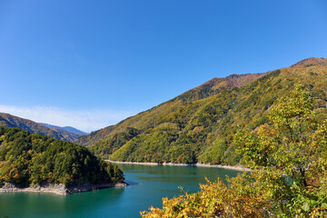秋、紅葉が始まった奈川渡ダム・梓湖