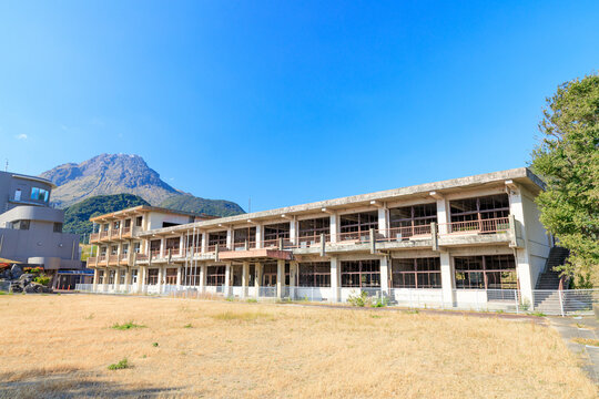秋の旧大野木場小学校被災校舎　長崎県南島原市　Former Ohno Kiba Elementary School damaged school building in autumn. Nagasaki Prefecture Minamishimabara city.	