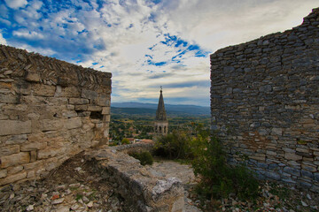 Pittoreskes Saint-Saturnin-les-Apt im Luberon in S&uuml;dfrankreich