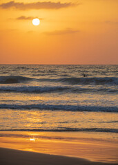Obraz premium ISRAEL, Herzliya - October 05, 2022: Surfer waiting for the wave
