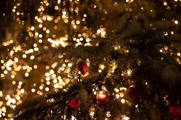 Bunt geschmückter Weihnachtsbaum mit Lichterkette und roten Herzen und Kugeln