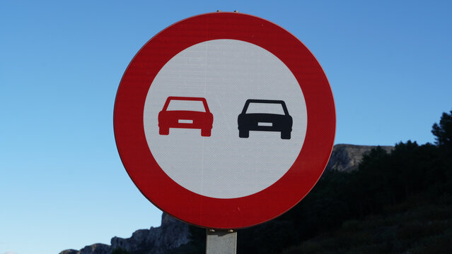 Señal de trafico española de prohibido adelantar captada en una zona rural