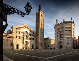 Parma. Piazza Duomo con campanile e Battistero.
