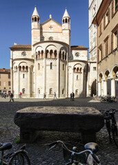Naklejka na ściany i meble Modena. Piazza Grande con la Pietra Ringadora e abside del Duomo 