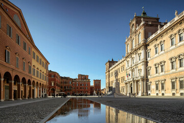 Fototapeta na wymiar Modena. Palazzo Ducale con piscina