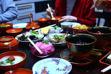 お正月の日本の一般的なおせち料理のある食卓