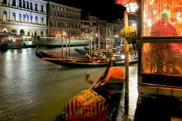 Venezia. Canal Grande di notte con gondole e vaporetto - obrazy, fototapety, plakaty