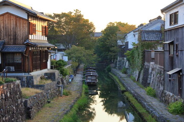 夜明けの川沿いの観光地