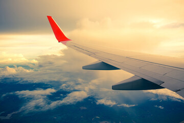 Obraz premium Morning sunrise with Wing of an airplane. Photo applied to tourism operators. picture for add text message or frame website. Traveling concept