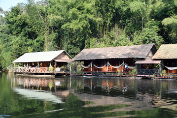 Fototapeta na wymiar Boote und Häuse am Ufer des River Kwai, Katchanaburi, Thailand