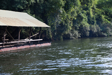 Boote und Häuse am Ufer des River Kwai, Katchanaburi, Thailand