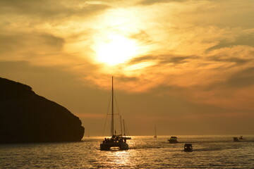 Catamaran au coucher du soleil