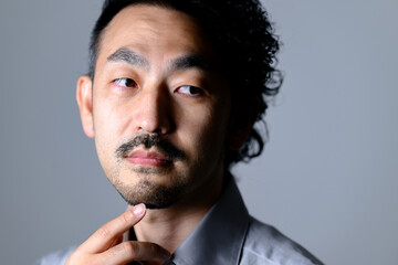 髭のビューティーやビジネスに使えそうな中年男性