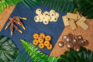The sweets are placed on cloth and plywood decorated with leaves.